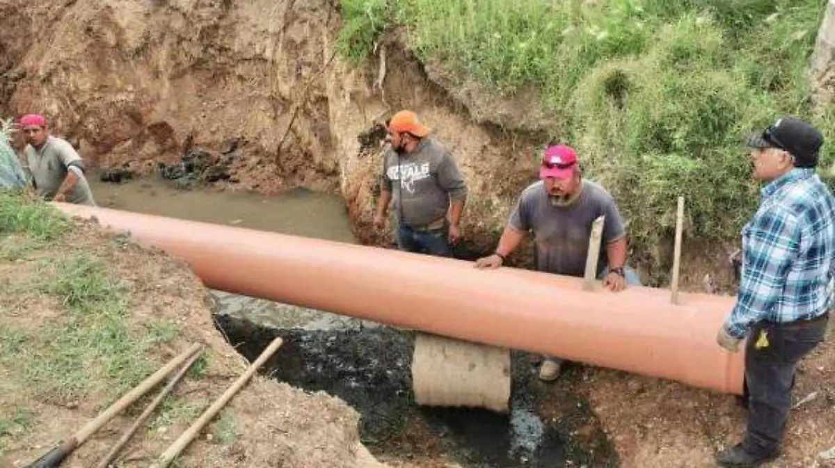 Reparan fuga de aguas negras